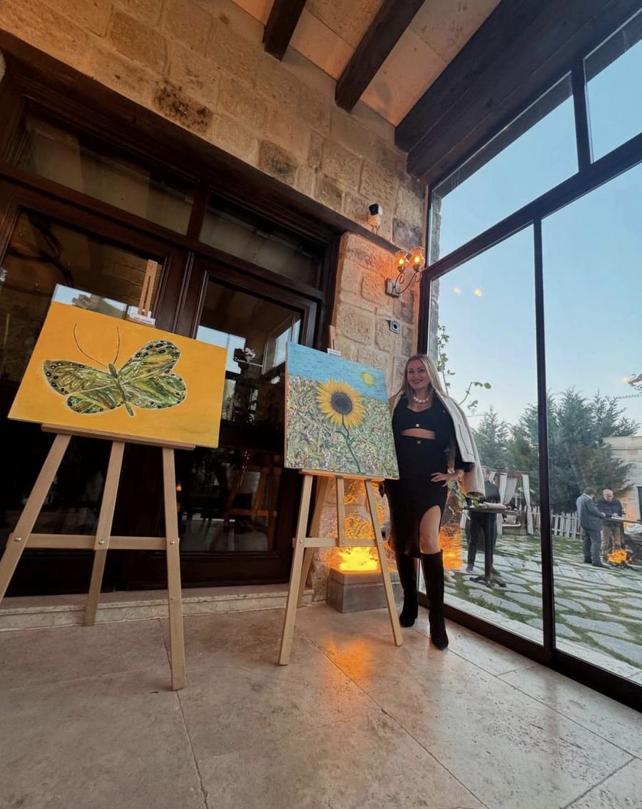 Sibel Çataklı, Kelebek ve Ayçiçeği eserlerinin yanında, sergi açılışında